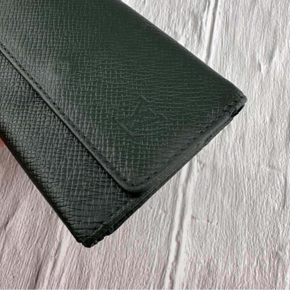 AUTHENTIC Louis Vuitton key holder. Previously owned. Taiga green. - Picture 13 of 16
